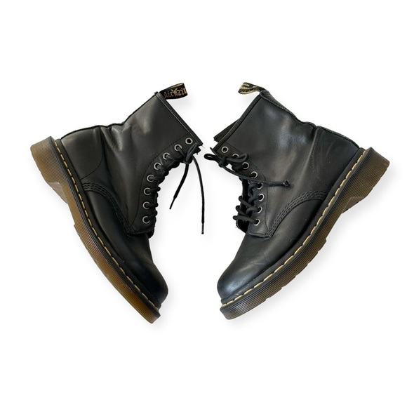 Dr.‎ Martens Women's 8-Eye Boots, Black  Leather, Size 7 - Picture 5 of 14